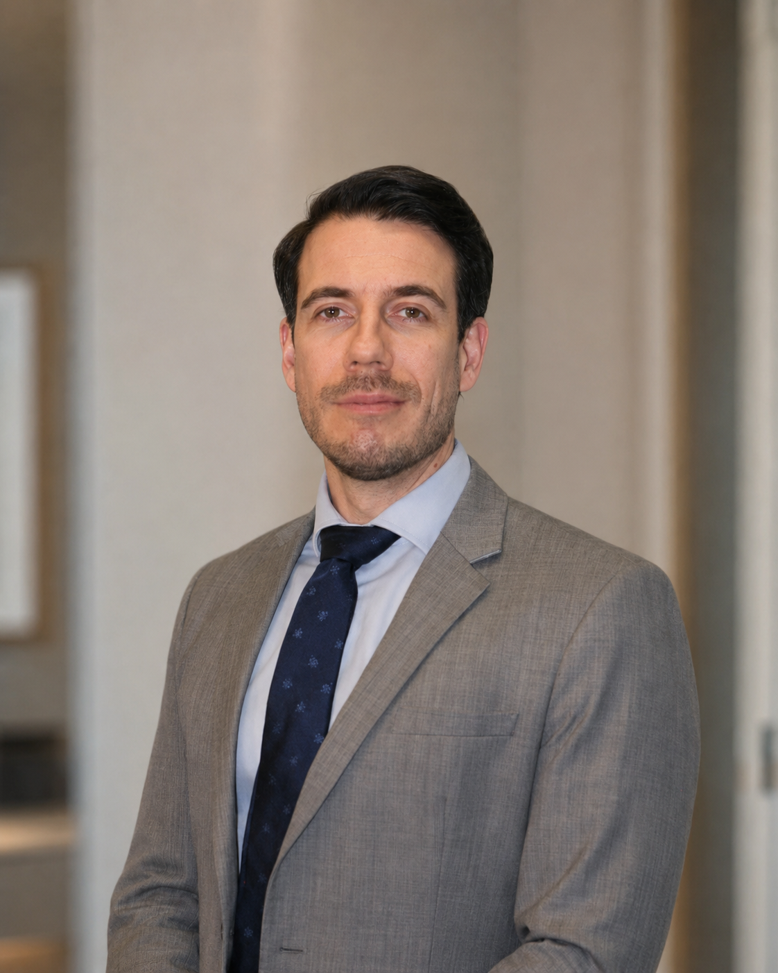 Joakim Jaksen — synlighetsstrateg på Synlighetsverket, porträtt med bakgrund