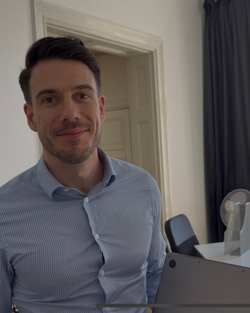 Joakim Jaksen, grundare av Synlighetsverket — porträtt från kontoret i Uppsala